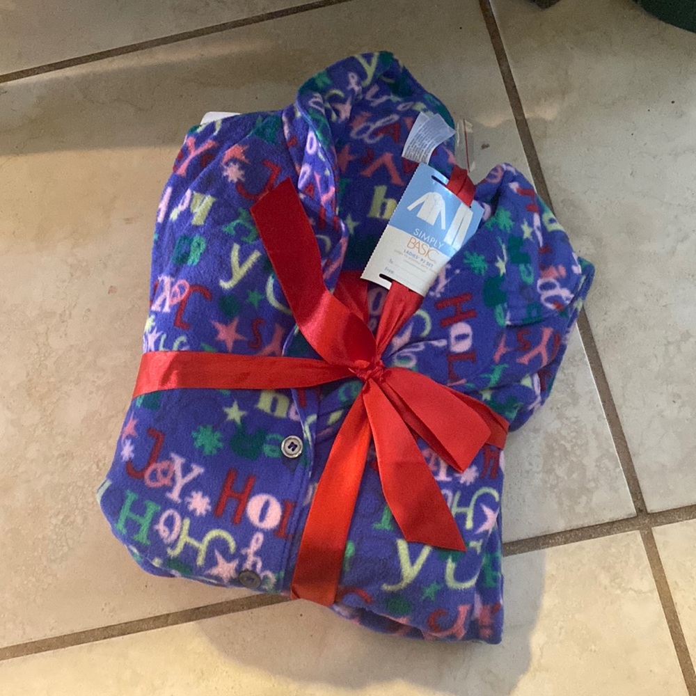 NWT Simply Basic Present Wrapped Womens Christmas Pajamas Sleepwear L